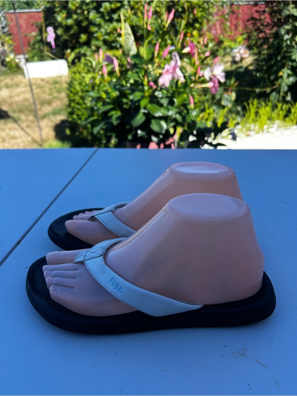 Flojos Flips Women’s White Strap Black Sole Flip Sandals Size 8